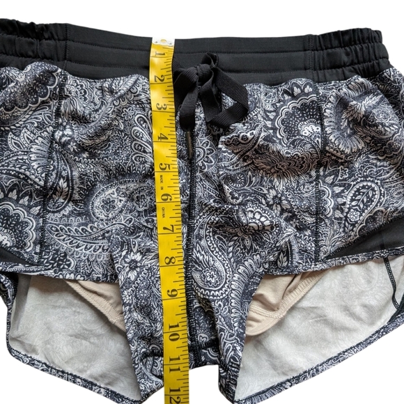 Lululemon Hotty Hot Short Mini Antique Paisley White Black Rel: 9/16 Women's 6 - Picture 14 of 16